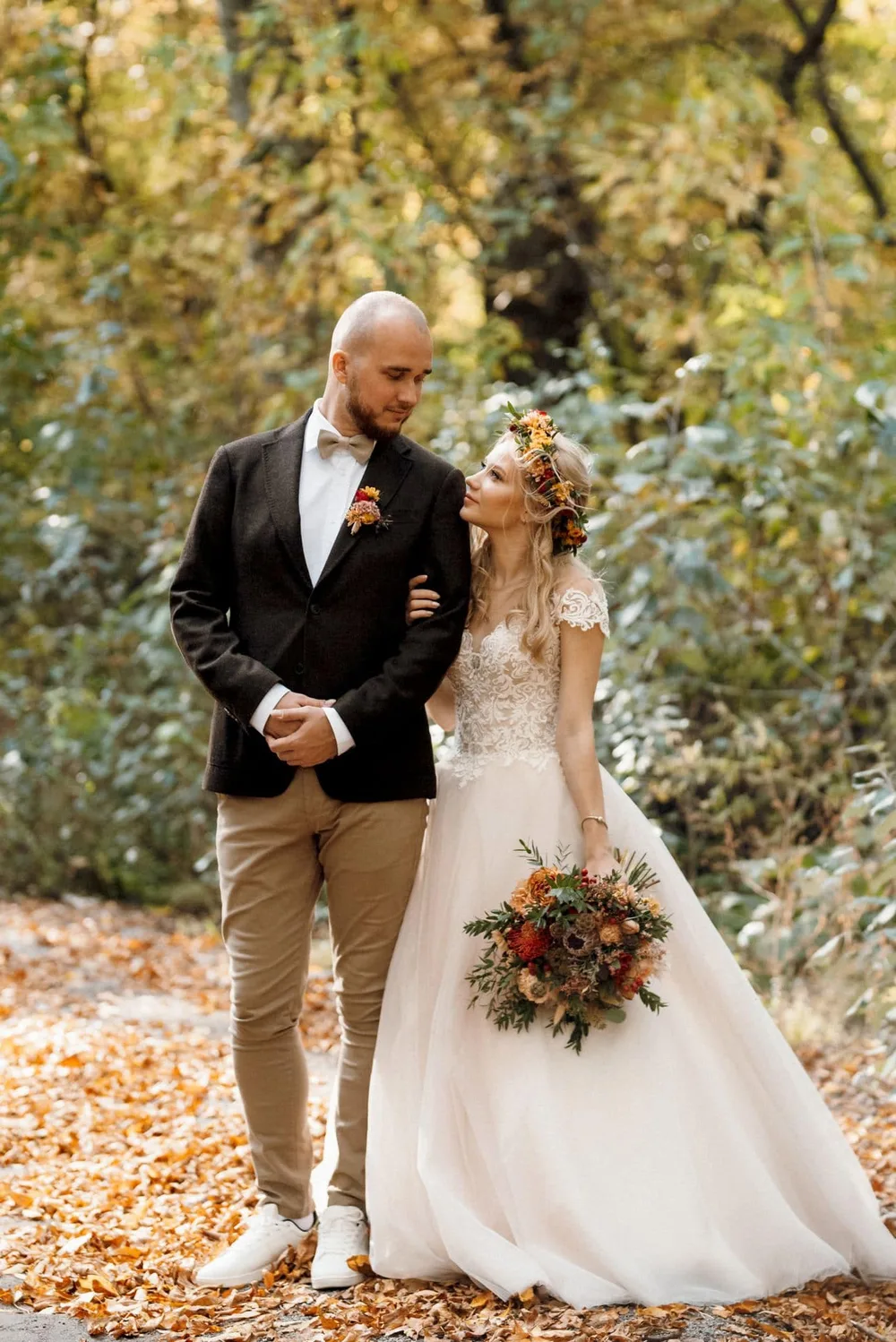 Mariage bohème 2022 couple sous une arche en macramé et fleurs séchées