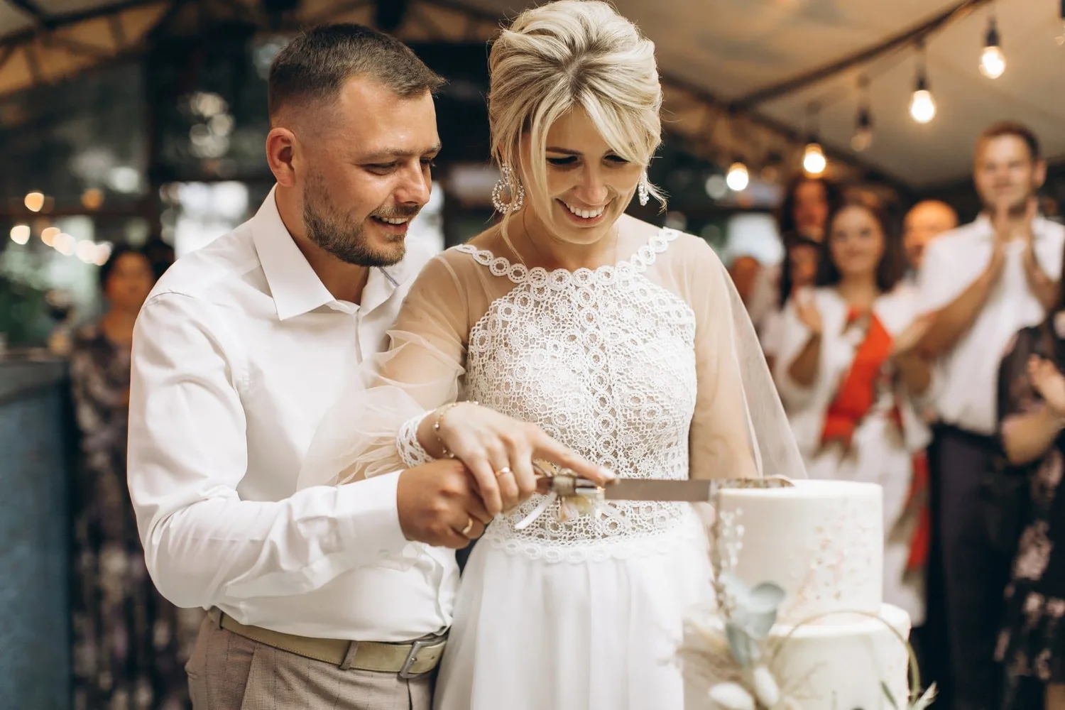 Mariée souriante dans une robe en dentelle upcyclée confectionnée par une artisane