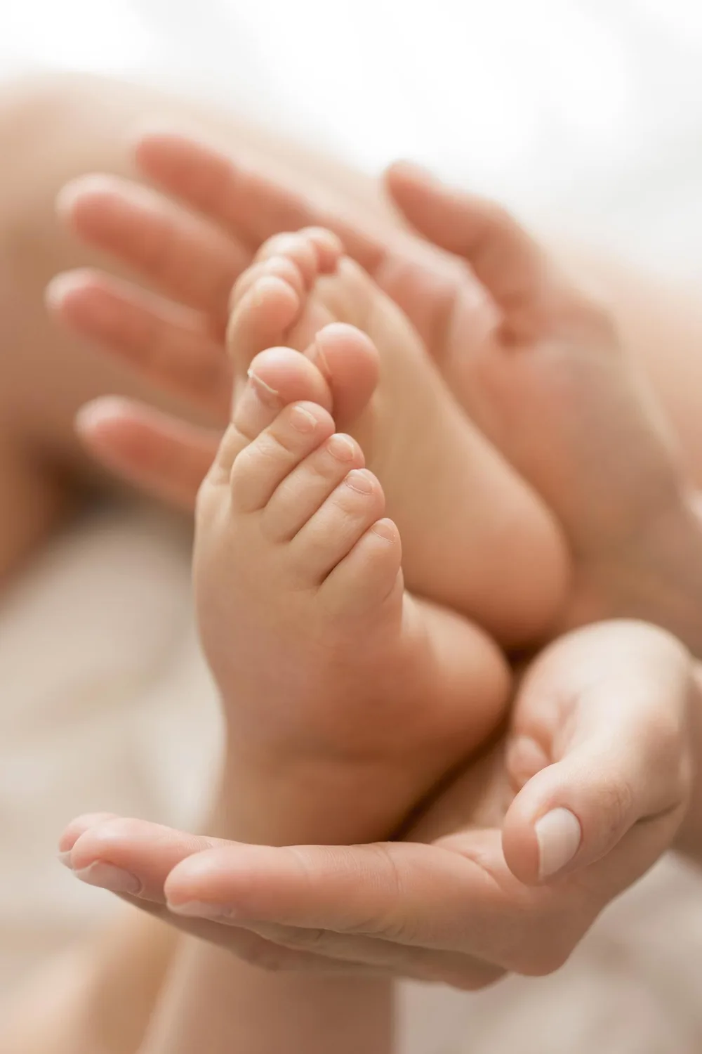 Fratrie réunie autour du berceau d'un bébé au studio
