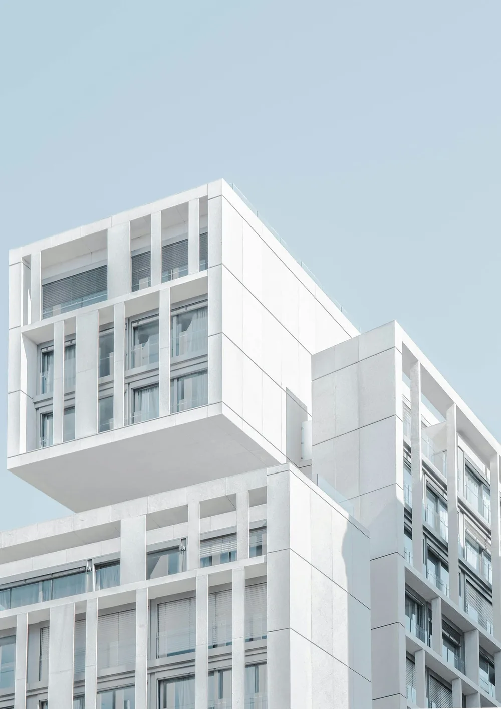 Salon lumineux moderne parquet chêne et grande baie vitrée immobilier