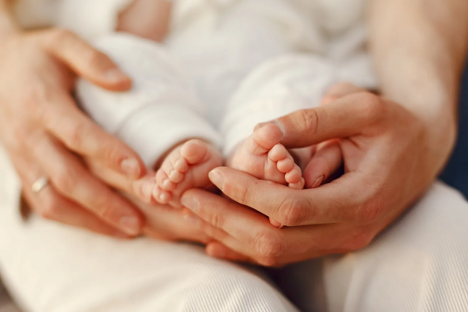 Bébé souriant aux anges pendant son sommeil dans un panier douillet