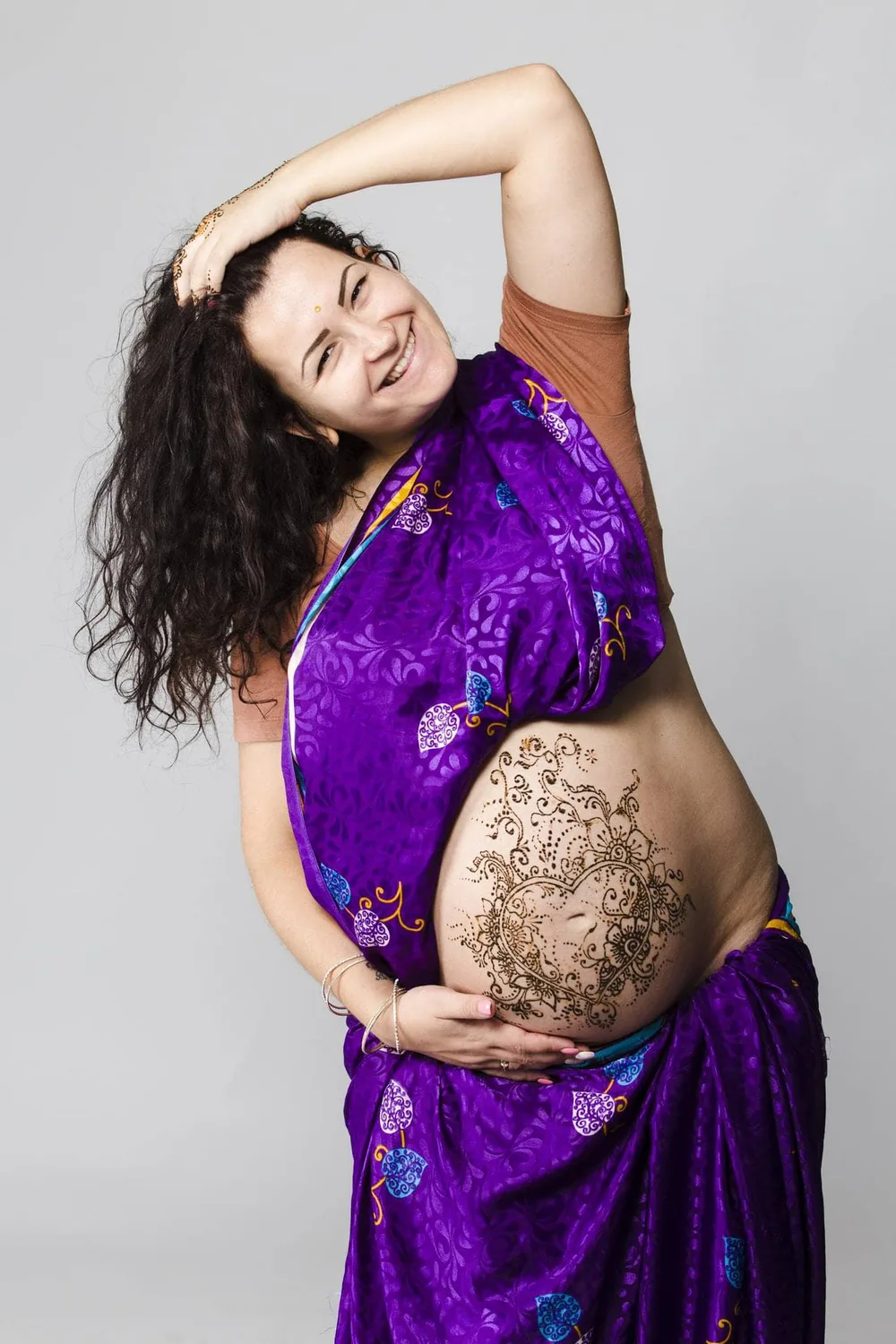 Futur papa embrassant tendrement le ventre de sa compagne enceinte