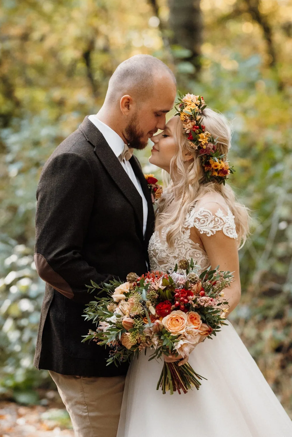 Détails de table de mariage éco-responsable ornée de fleurs de saison et bougies