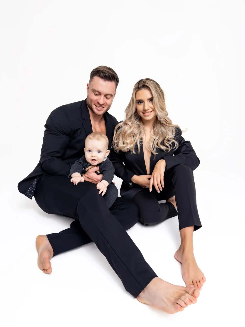 Douceur famille réalisé en studio professionnel par Greg Studio Photo à Neuilly-sur-Marne, Seine-Saint-Denis, Paris, Île-de-France, Gagny, Villemomble, Noisy-le-Grand. Prise de vue d'art haut de gamme capturant la complicité et l'authenticité de l'instant.