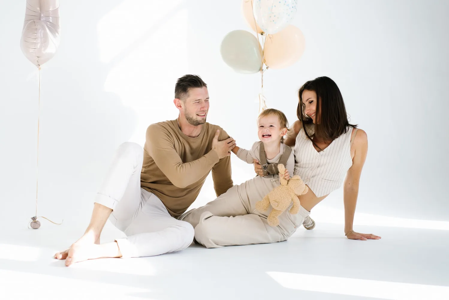 Douceur famille réalisé en studio professionnel par Greg Studio Photo à Neuilly-sur-Marne, Seine-Saint-Denis, Paris, Île-de-France, Gagny, Villemomble, Noisy-le-Grand. Prise de vue d'art haut de gamme capturant la complicité et l'authenticité de l'instant.