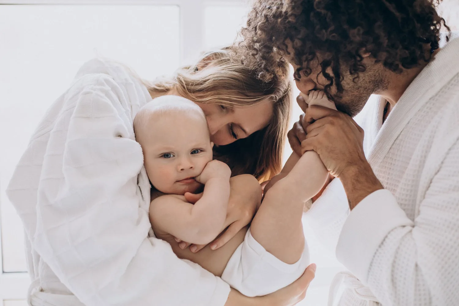 Douceur famille réalisé en studio professionnel par Greg Studio Photo à Neuilly-sur-Marne, Seine-Saint-Denis, Paris, Île-de-France, Gagny, Villemomble, Noisy-le-Grand. Prise de vue d'art haut de gamme capturant la complicité et l'authenticité de l'instant.