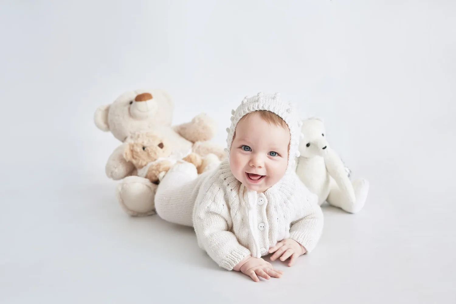 Douceur famille réalisé en studio professionnel par Greg Studio Photo à Neuilly-sur-Marne, Seine-Saint-Denis, Paris, Île-de-France, Gagny, Villemomble, Noisy-le-Grand. Prise de vue d'art haut de gamme capturant la complicité et l'authenticité de l'instant.