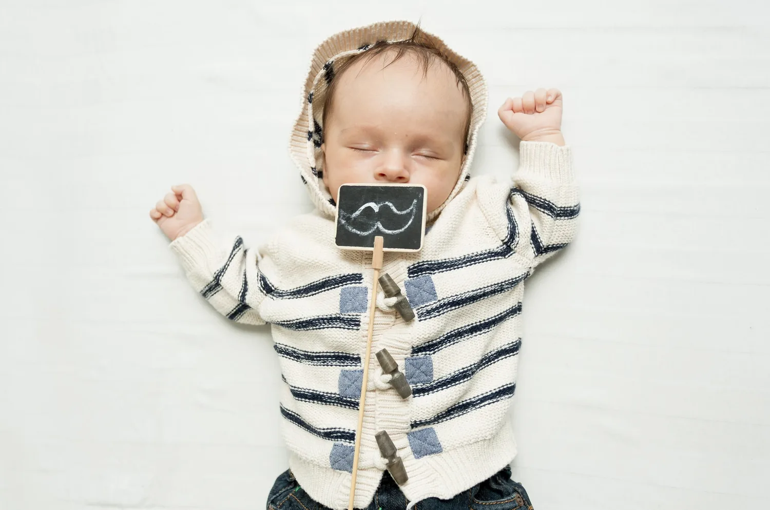 Photographe famille Paris - Douceur et câlin avec bébé au studio